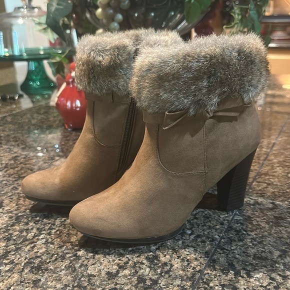 🔥🔥🔥Faux Fur Booties by Dana🔥🔥Buchman Mob Wife Aesthetic‎ - Picture 1 of 6
